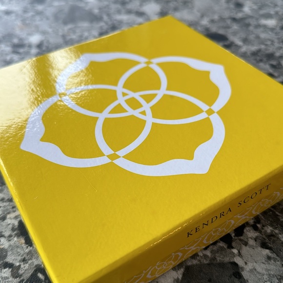 Kendra Scott, Harlow, retired, comes with box and pouch. Great condition. - Picture 6 of 7